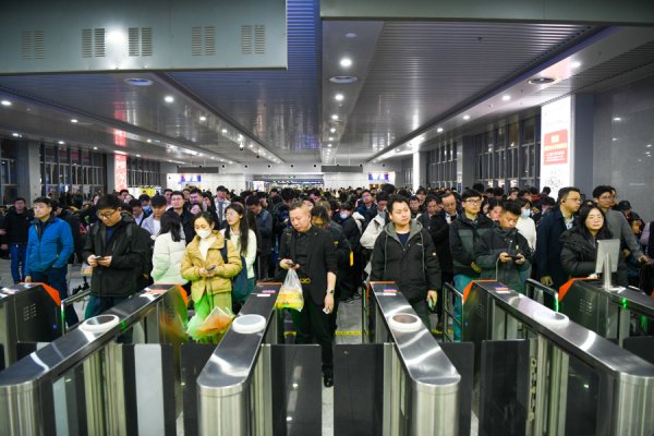 盈富配资 文汇视讯 | 演出经济火爆，铁路部门增开列车全力保障旅客出行